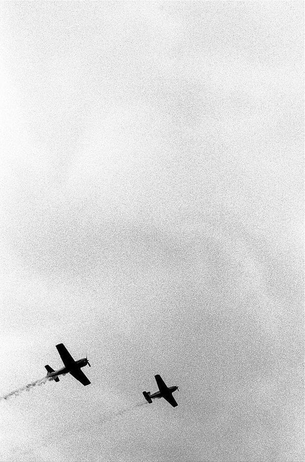 Photographie noir et blanc de deux avions par Miles Davis